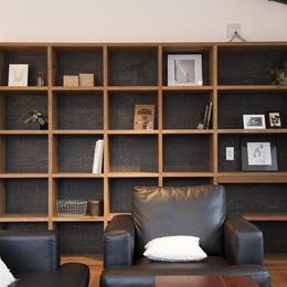 ブックカフェのような造り付けの本棚 (バイクガレージのある家　「WEST　BASE」)