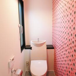心からくつろげる、大人のカフェ風住宅　「Pino-836」-輸入壁紙を採用したモダンなトイレ