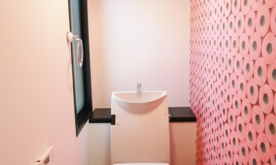 輸入壁紙を採用したモダンなトイレ｜心からくつろげる、大人のカフェ風住宅　「Pino-836」