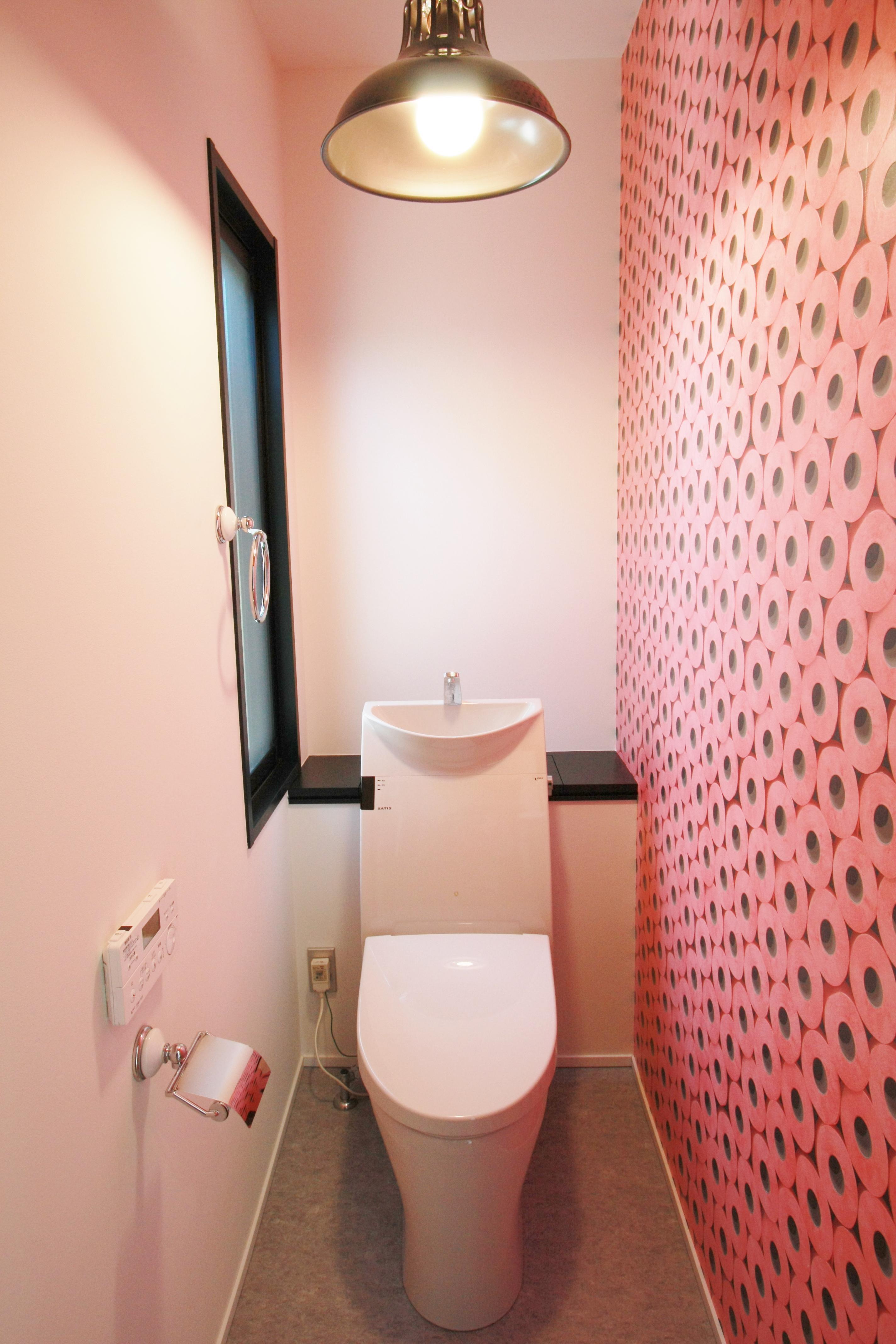 輸入壁紙を採用したモダンなトイレ 心からくつろげる 大人のカフェ風住宅 Pino 6 バス トイレ事例 Suvaco スバコ