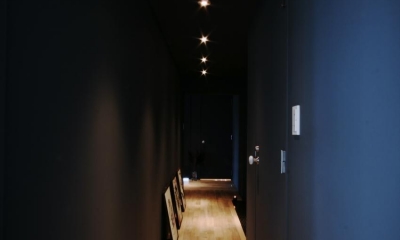 ダークトーンで統一した廊下｜アーバンライフを楽しむマンションリノベーション