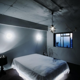 アーバンライフを楽しむマンションリノベーション (宙に浮かぶような芸術的な寝室)