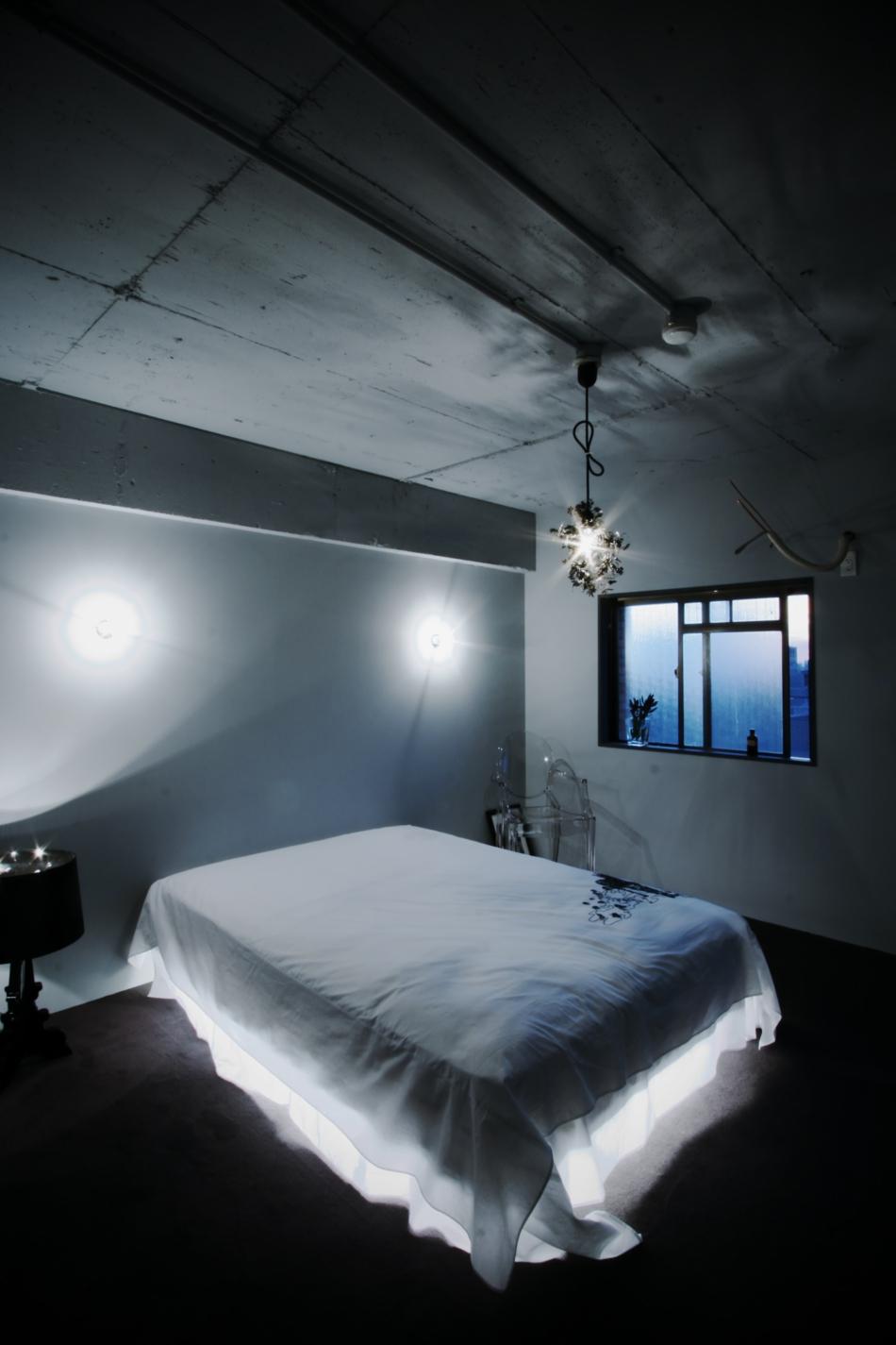 ベッドルーム事例：宙に浮かぶような芸術的な寝室（アーバンライフを楽しむマンションリノベーション）