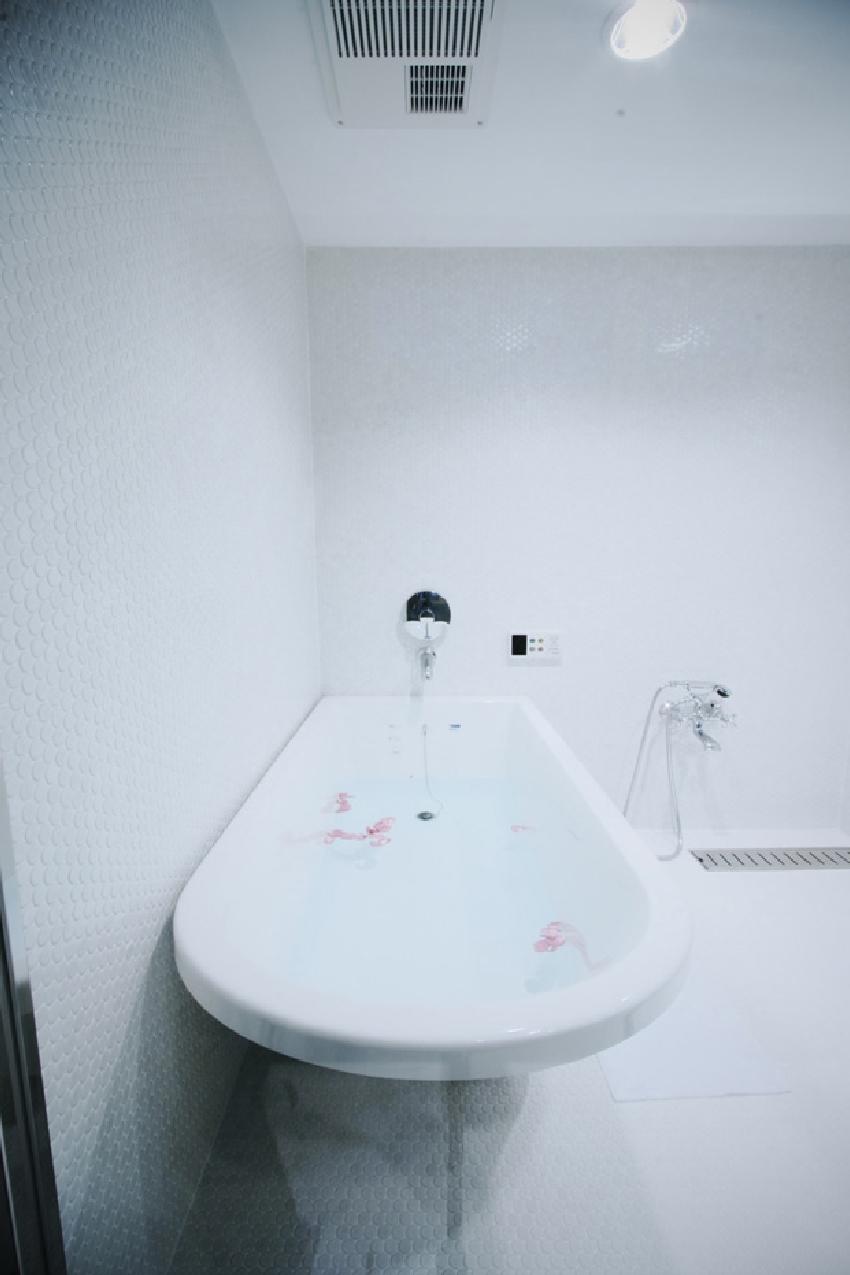バス/トイレ事例：白で統一された清潔感あふれるバスルーム（アーバンライフを楽しむマンションリノベーション）
