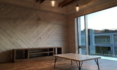 パーケット貼りの壁が印象的な空間｜K様邸 渋谷