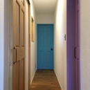 Y様邸 本厚木 / 戸建リノベーションの写真 カラフルな個室のドア