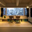 『軽井沢千ヶ滝の家』北欧スタイルの住まいの写真 雪景色が広がるゲストルーム－夕景