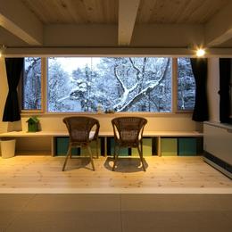 『軽井沢千ヶ滝の家』北欧スタイルの住まい-雪景色が広がるゲストルーム－夕景