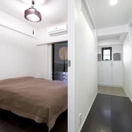 ベッドルーム (漆喰の白壁にダークブラウンのインテリアが美しい、リラックスできる落ち着いた空間。)
