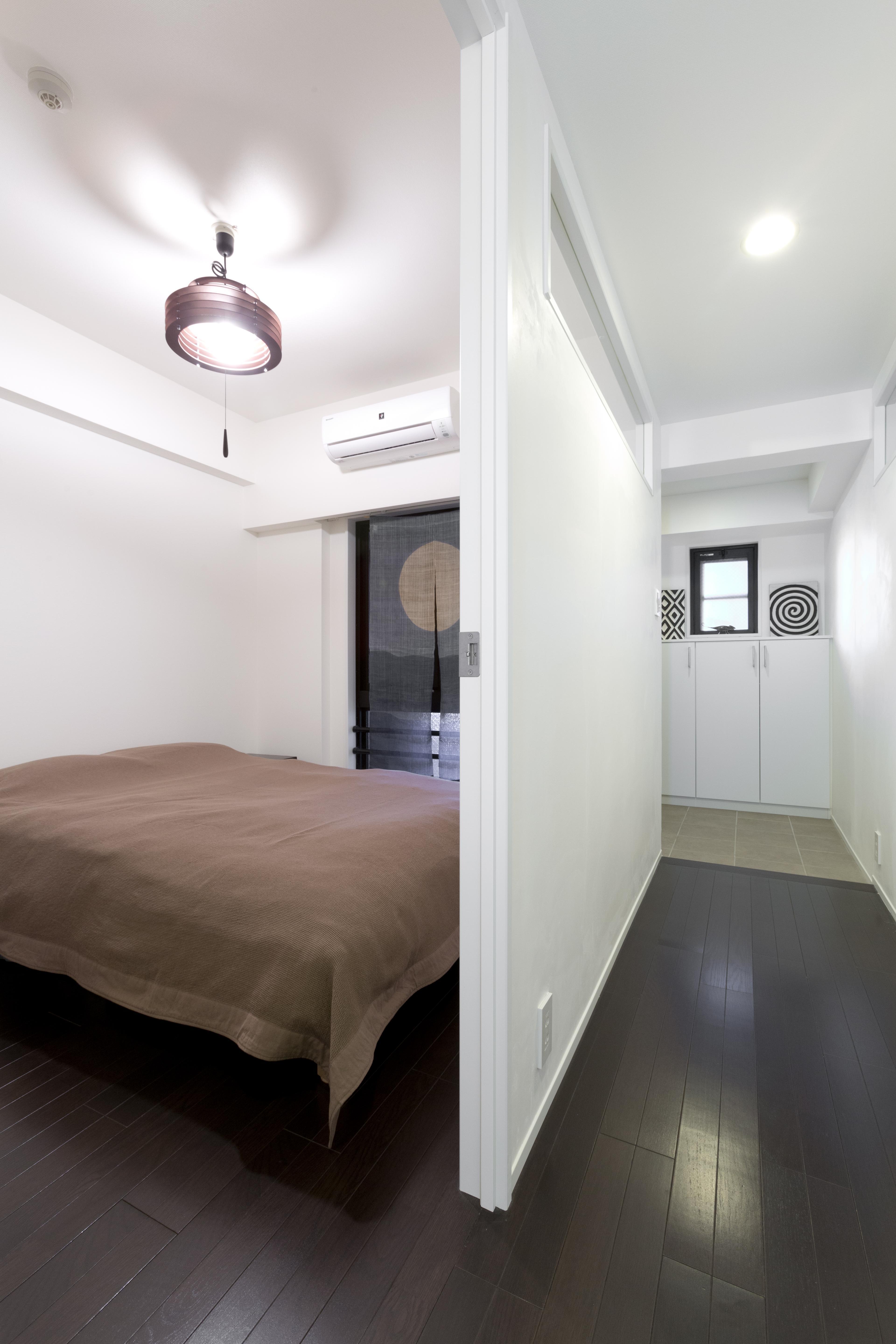 ベッドルーム事例：ベッドルーム（漆喰の白壁にダークブラウンのインテリアが美しい、リラックスできる落ち着いた空間。）