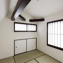 白墨のいえの写真 斜め天井の和室