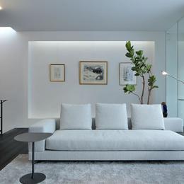 浜田山の家－ギャラリースタイルの家、ミニマリズムの調べ－ (リビングのソファと背面のギャラリー)