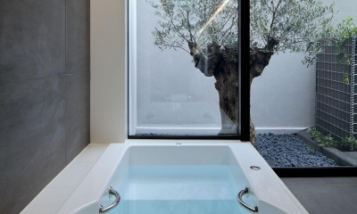 浜田山の家－ギャラリースタイルの家、ミニマリズムの調べ－ (オリーブの見える浴室)