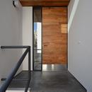 青葉台ＫＭ邸－都市公園の緑を借景とするスキップフロアの二世帯住宅－の写真 チークの床材を張った玄関扉