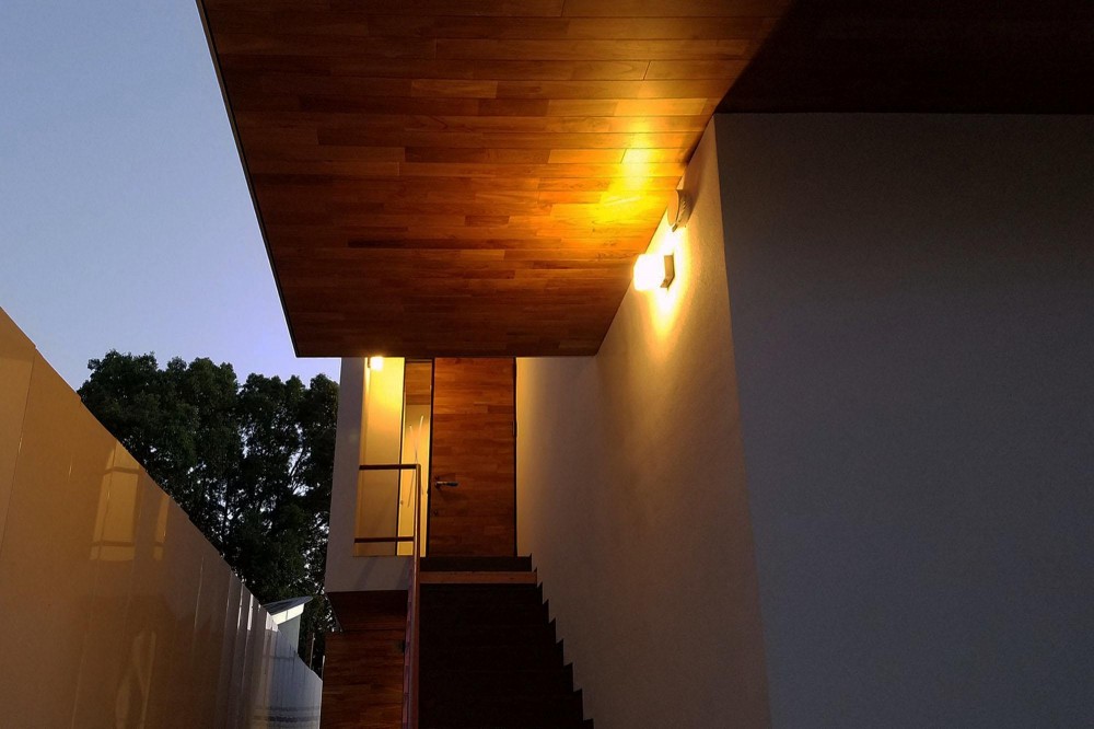 青葉台ＫＭ邸－都市公園の緑を借景とするスキップフロアの二世帯住宅－ (軒天を照らす照明)