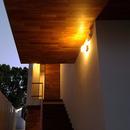 青葉台ＫＭ邸－都市公園の緑を借景とするスキップフロアの二世帯住宅－の写真 軒天を照らす照明
