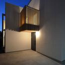保谷Ｏ邸－「鳥かご」のあるシンプルモダンなコートハウス－の写真 玄関上の木格子から漏れる光