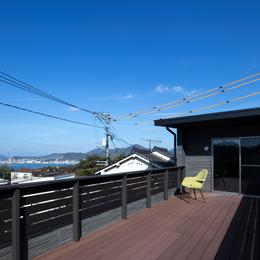 光と風を取り込むため中庭と屋根上のウッドデッキ　「呉の家Ⅱ」 (海の見えるルーフバルコニー)