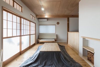 １階リビング (築９０年の木造住宅を二世帯にリノベーション：『横須賀市久里浜・戸建二世帯リノベーション』)