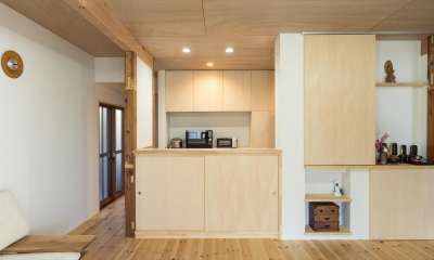 １階キッチン｜築９０年の木造住宅を二世帯にリノベーション：『横須賀市久里浜・戸建二世帯リノベーション』