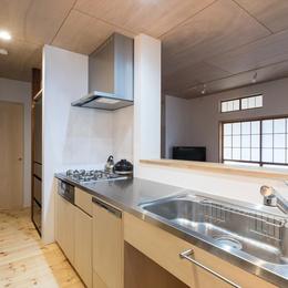 築９０年の木造住宅を二世帯にリノベーション：『横須賀市久里浜・戸建二世帯リノベーション』 (１階キッチン)