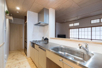 １階キッチン (築９０年の木造住宅を二世帯にリノベーション：『横須賀市久里浜・戸建二世帯リノベーション』)