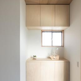 築９０年の木造住宅を二世帯にリノベーション：『横須賀市久里浜・戸建二世帯リノベーション』 (玄関)