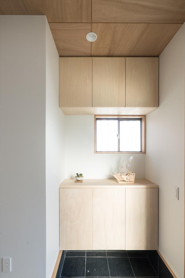 玄関事例：玄関（築９０年の木造住宅を二世帯にリノベーション：『横須賀市久里浜・戸建二世帯リノベーション』）