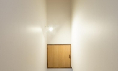 築９０年の木造住宅を二世帯にリノベーション：『横須賀市久里浜・戸建二世帯リノベーション』 (階段室)