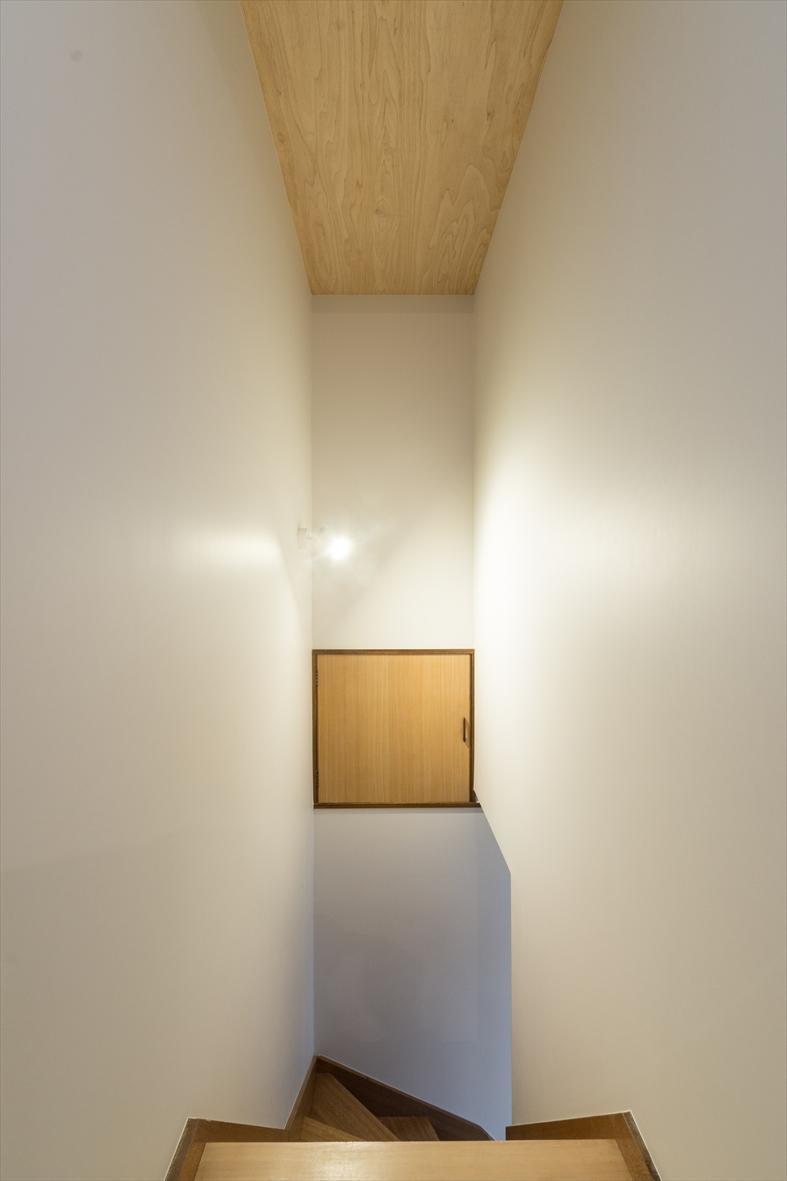 その他事例：階段室（築９０年の木造住宅を二世帯にリノベーション：『横須賀市久里浜・戸建二世帯リノベーション』）