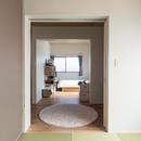 築９０年の木造住宅を二世帯にリノベーション：『横須賀市久里浜・戸建二世帯リノベーション』の写真 夫婦寝室からリビング・子供室