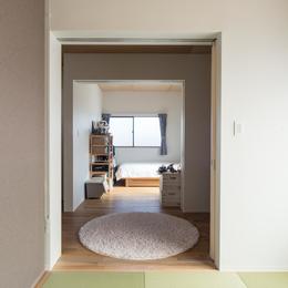 夫婦寝室からリビング・子供室 (築９０年の木造住宅を二世帯にリノベーション：『横須賀市久里浜・戸建二世帯リノベーション』)