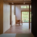 森林公園の家の写真 和室からリビングを眺める