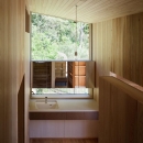 森林公園の家の写真 光が差し込む洗面台