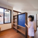 長野の家の写真 ブルーの造作棚のある子供部屋