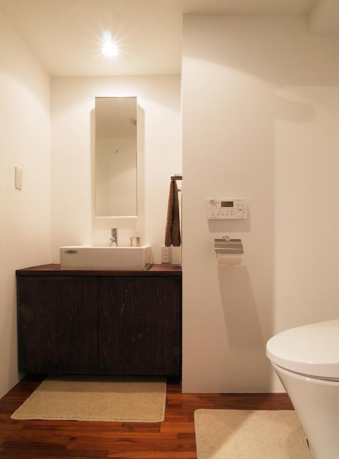 バス/トイレ事例：トイレ（alumina-高級家具が主役のシンプルな空間）