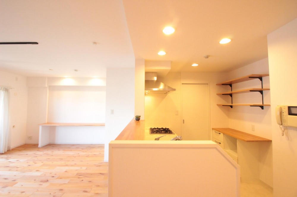 横浜の築浅マンション　アルダー無垢材で素朴な空間に (LDK)