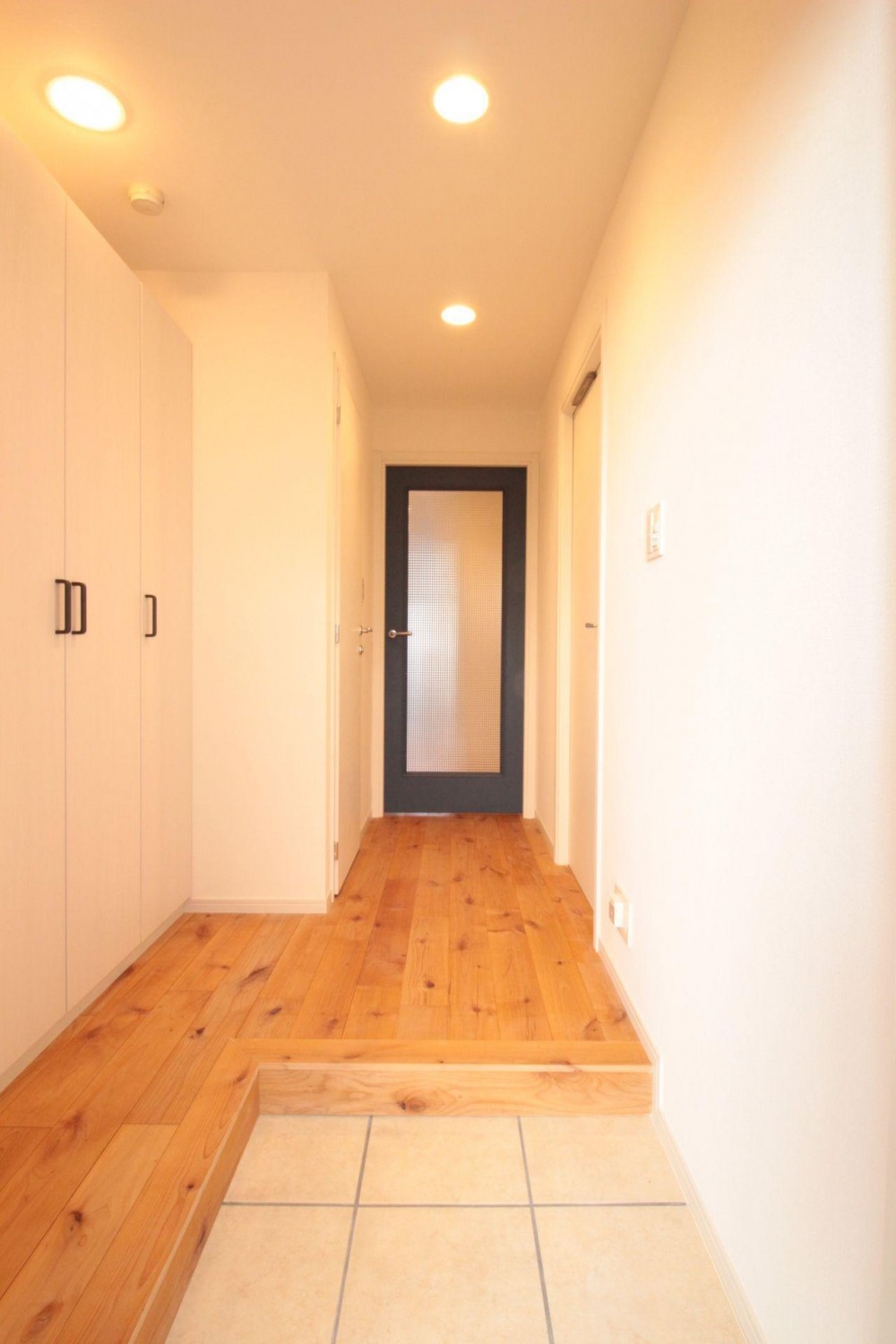 横浜の築浅マンション　アルダー無垢材で素朴な空間に (玄関)