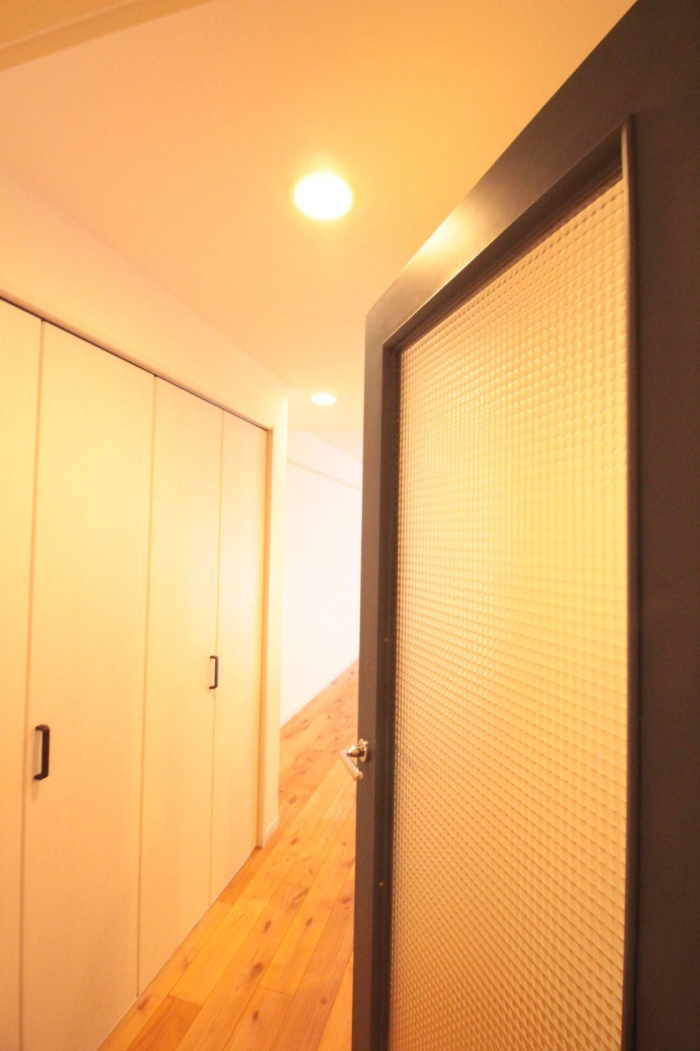 横浜の築浅マンション　アルダー無垢材で素朴な空間に (LDKドア　ガラス交換＆塗装)