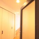 横浜の築浅マンション　アルダー無垢材で素朴な空間にの写真 LDKドア　ガラス交換＆塗装