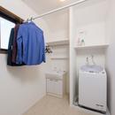 家事の動線設計が自慢！家族の温もり溢れる戸建ての写真 洗濯室