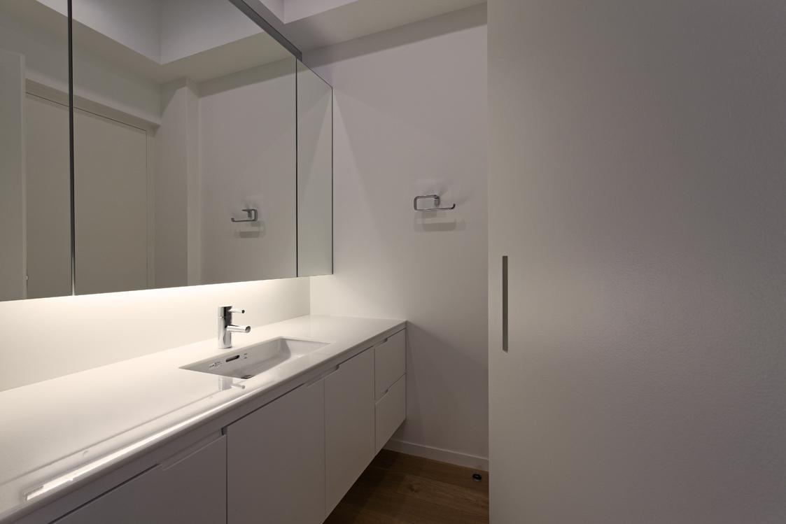 バス/トイレ事例：白で統一された洗面室（那須の家）