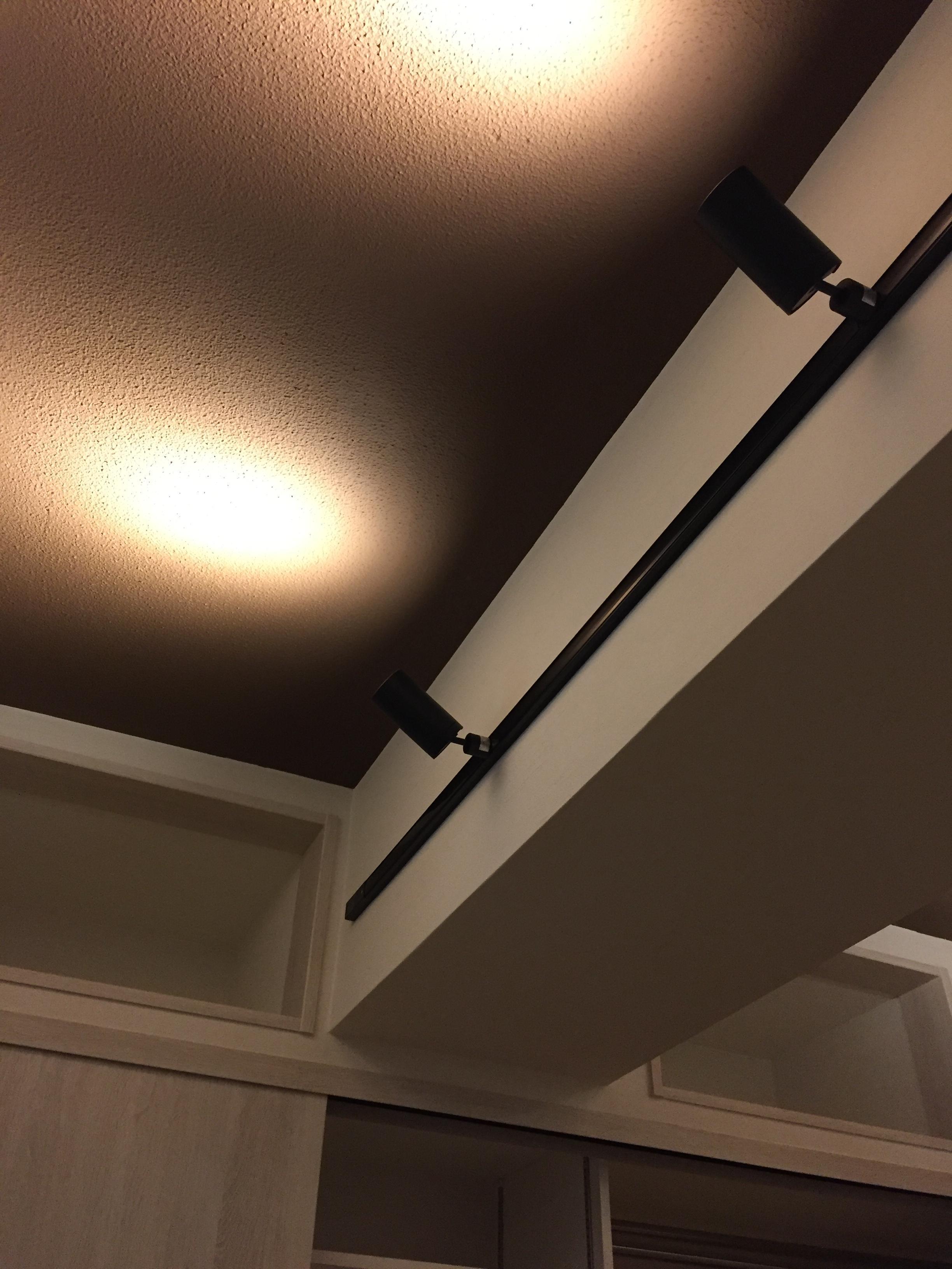 ベッドルーム事例：配線ダクトを使った照明（築43年のマンションをスケルトンリフォームする）