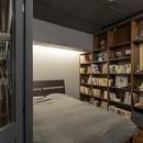 石張り壁のあるフルリノベーション：『品川区五反田のリノベーション』の写真 寝室／書斎