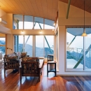 熱海・自然郷の家の写真 アール形状の天井と鉄骨造の斜材が絡み合うリビング