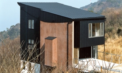 熱海桜沢別荘地のの共鳴BOX (崖地に建つ家)