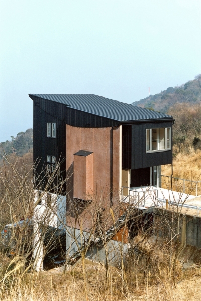 崖地に建つ家 (熱海桜沢別荘地のの共鳴BOX)