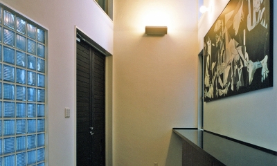 熱海桜沢別荘地のの共鳴BOX (ピカソのゲルニカ（レプリカ）が飾られる玄関)