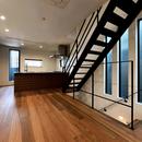 世田谷区N様邸 輸入タイルや3種類の床材など素材を楽しむ家の写真 階段とＬＤＫ