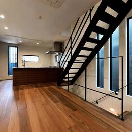 世田谷区N様邸 輸入タイルや3種類の床材など素材を楽しむ家 (階段とＬＤＫ)